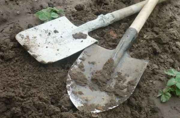 Чем обработать лопату, чтобы не прилипала земля