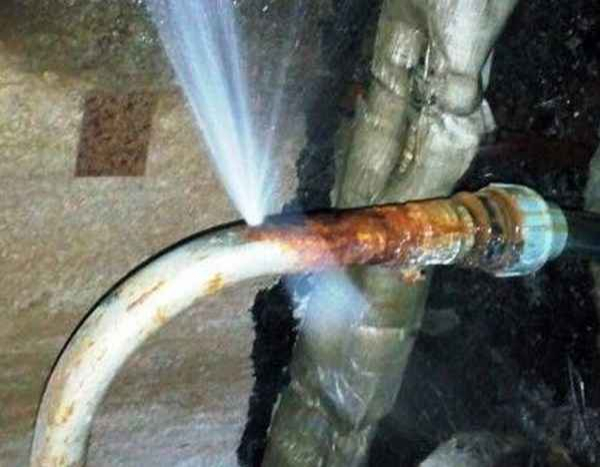 Как устранить течь в водопроводной трубе
